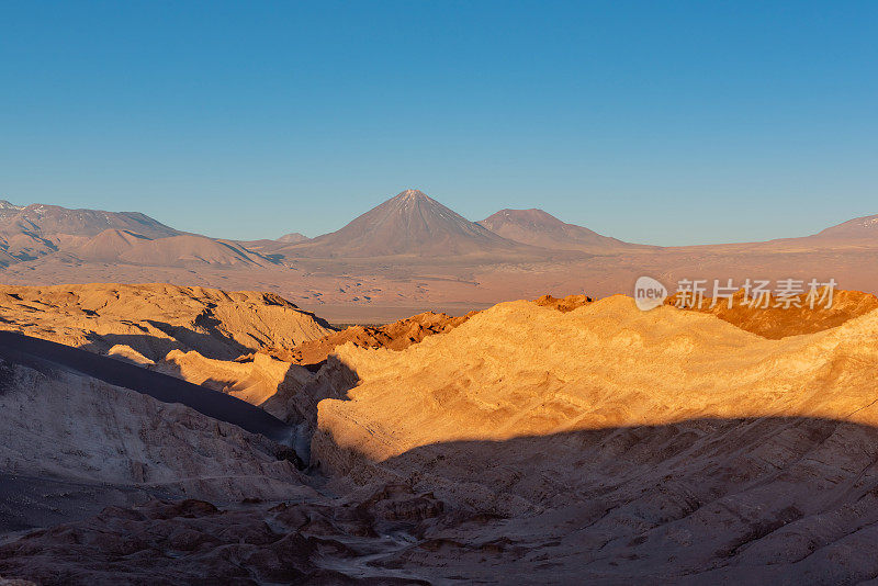 月亮谷圆形剧场的沙丘黄昏在月亮谷阿塔卡马沙漠，智利(Valle de la Luna)